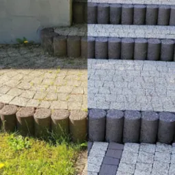 Porównanie stanu kostki brukowej przed i po czyszczeniu: po lewej stronie zabrudzona, porośnięta mchem, po prawej czysta, szara kostka na schodach i ścieżce ogrodowej.