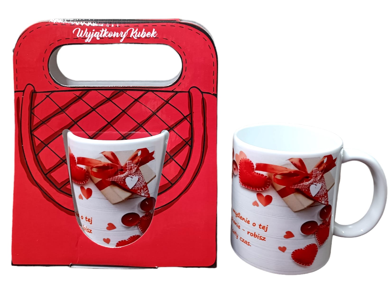 Kubek z nadrukiem prezentu z czerwoną wstążką i sercami, prezentowany w czerwonym opakowaniu z napisem 'Wyjątkowy Kubek'.