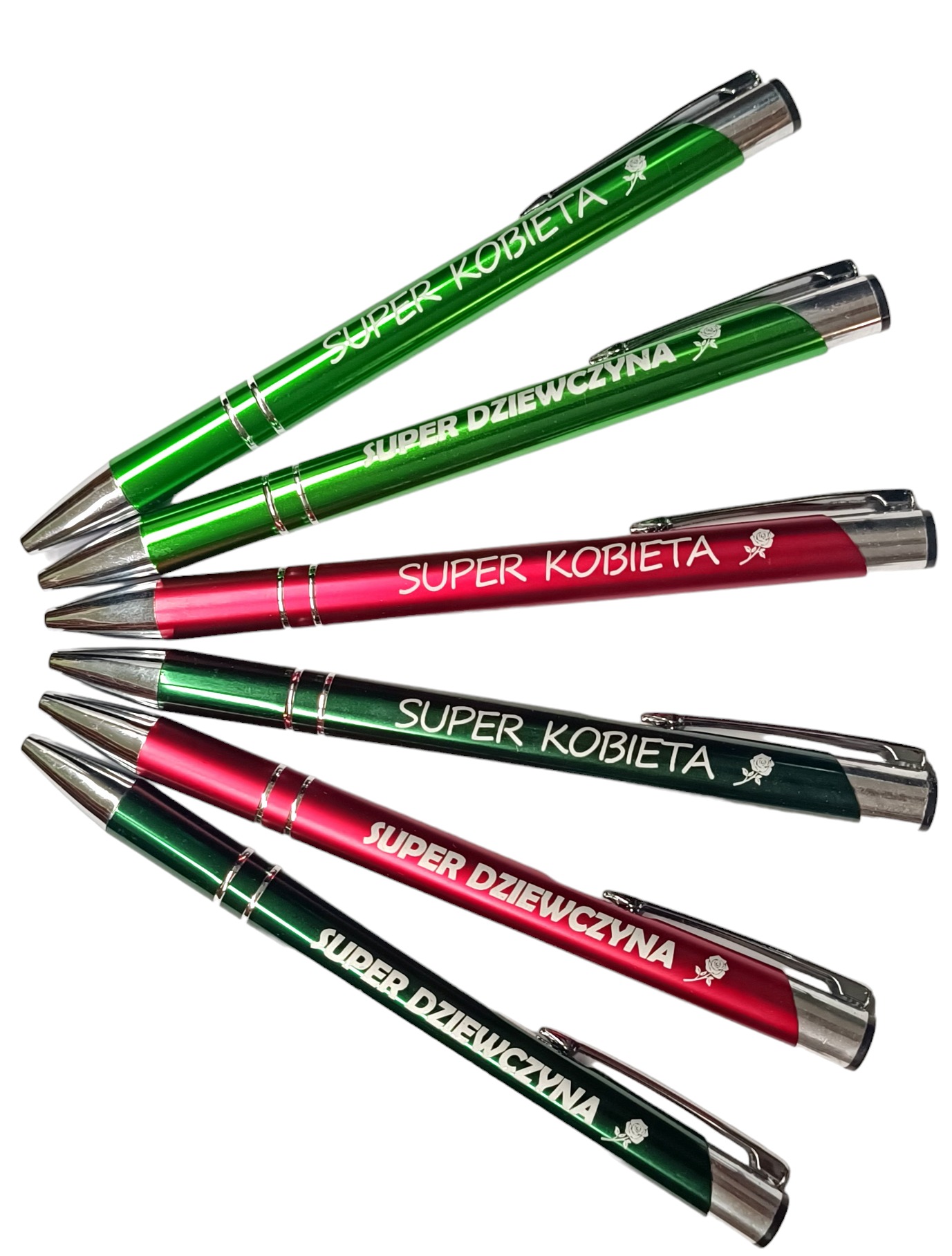 Sześć długopisów w kolorach zielonym i czerwonym z nadrukiem 'Super Kobieta' i 'Super Dziewczyna' oraz grafiką róży, ułożonych na białym tle.