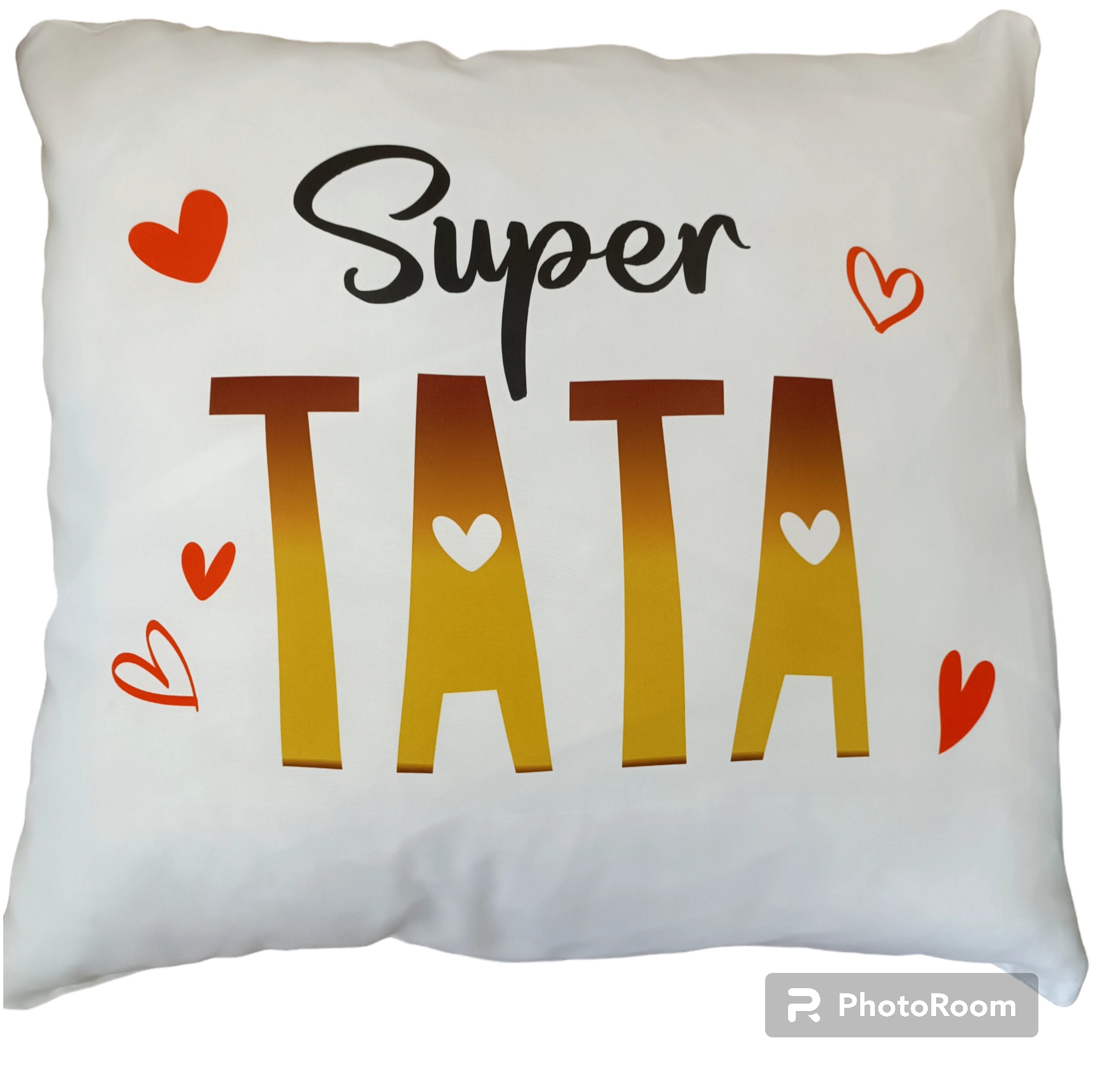 Biała poduszka z nadrukiem 'Super TATA' w kolorze czarnym i brązowo-żółtym, ozdobiona czerwonymi serduszkami