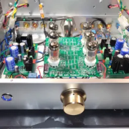 Przedwzmacniacz gramofonowy zbudowany na indywidualne zamówienie.