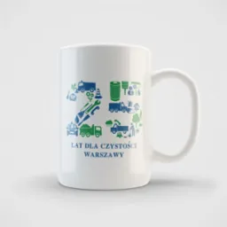 Biały kubek z niebiesko-zielonym nadrukiem przedstawiającym symbole związane z utrzymaniem czystości i napis '25 LAT DLA CZYSTOŚCI WARSZAWY'.