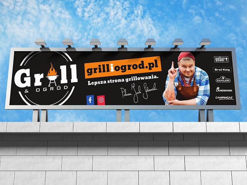 Billboard reklamowy z logo Grill & Ogród, adresem strony grilliogrod.pl, hasłem 'Lepsza strona grillowania' oraz wizerunkiem osoby polecającej, na tle błękitnego nieba.