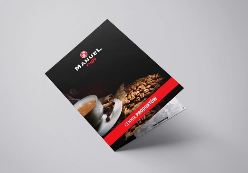 Cennik produktów Manuel Caffe z filiżanką kawy, ziarnami i laskami cynamonu na okładce, leżący pod kątem na szarym tle.