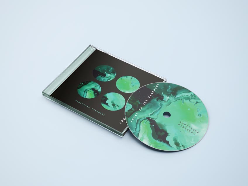 Płyta CD z okładką, prezentująca abstrakcyjny wzór w odcieniach zieleni i czerni, leżąca na jasnym tle.