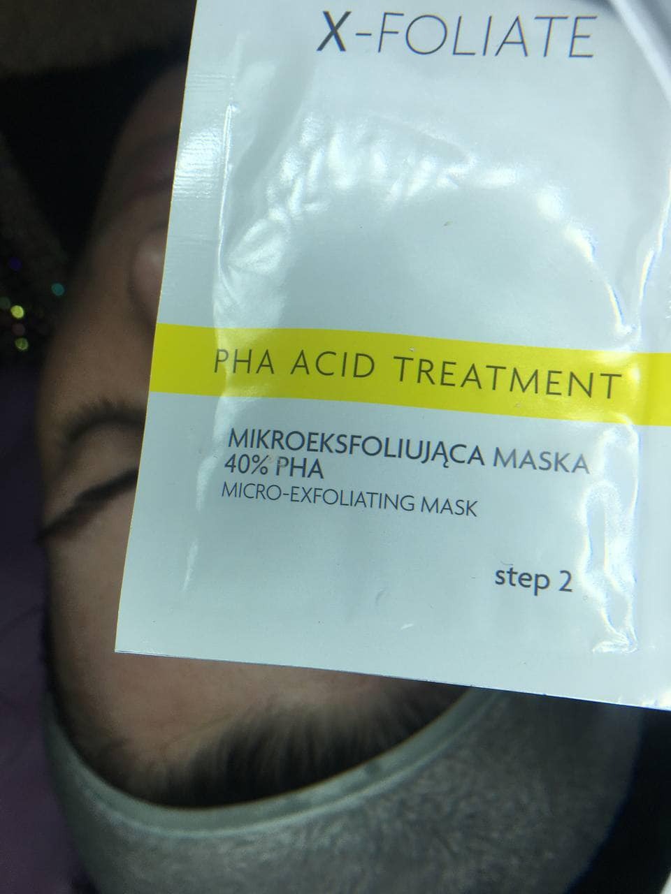Maska mikroeksfoliująca z kwasami PHA, etap 2, na twarzy klienta. Zabieg kosmetyczny z użyciem produktu X-Foliate. Skóra przygotowana do dalszych etapów pielęgnacji.