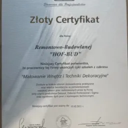 Złoty certyfikat dla firmy Remontowo-Budowlanej 'HOF-BUD' potwierdzający ukończenie szkolenia z zakresu malowania wnętrz i technik dekoracyjnych Akademii Technik Malarskich.
