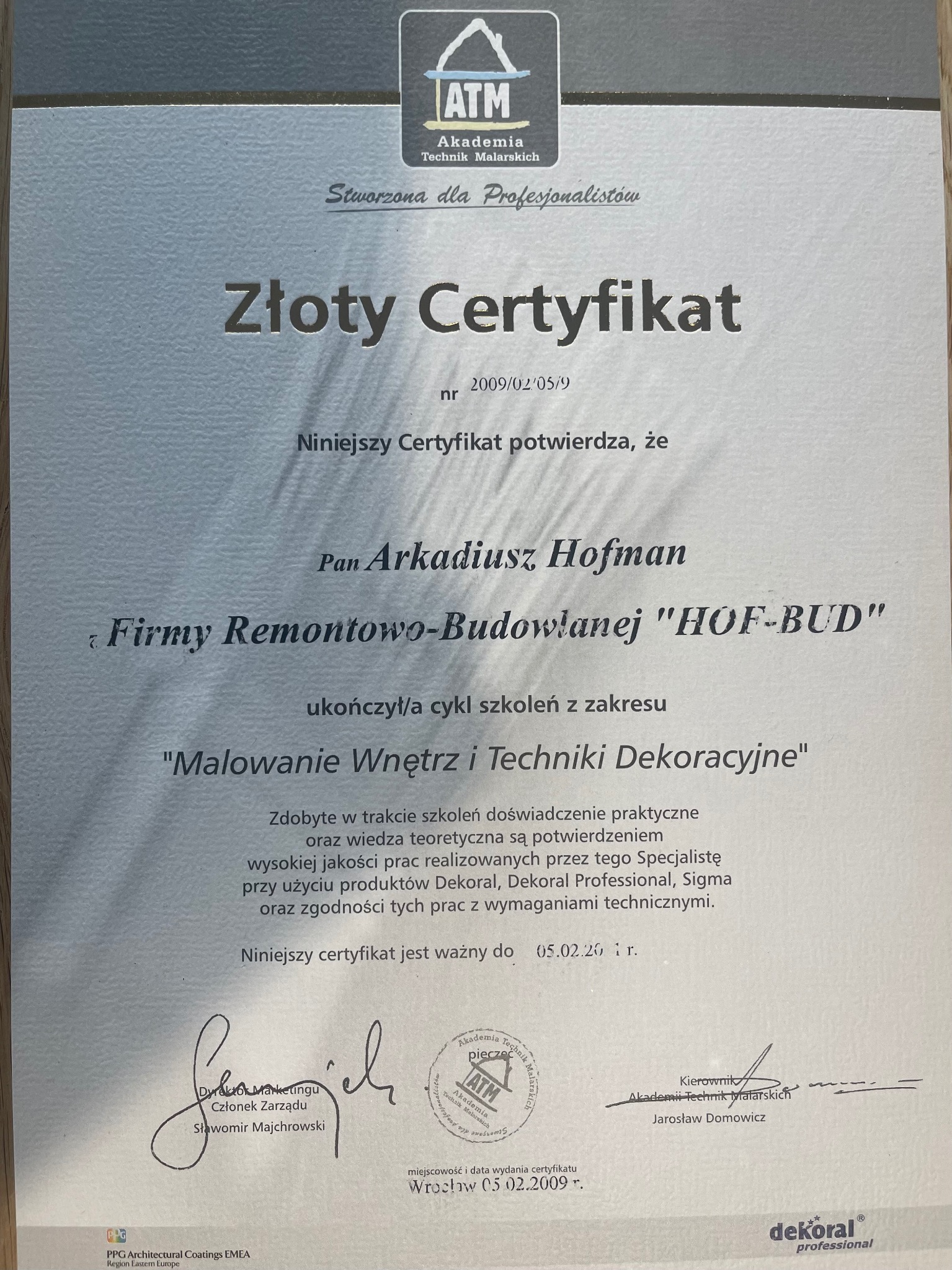 Certyfikat ukończenia szkolenia z zakresu malowania wnętrz i technik dekoracyjnych dla firmy Remontowo-Budowlanej HOF-BUD, wydany przez Akademię Technik Malarskich.