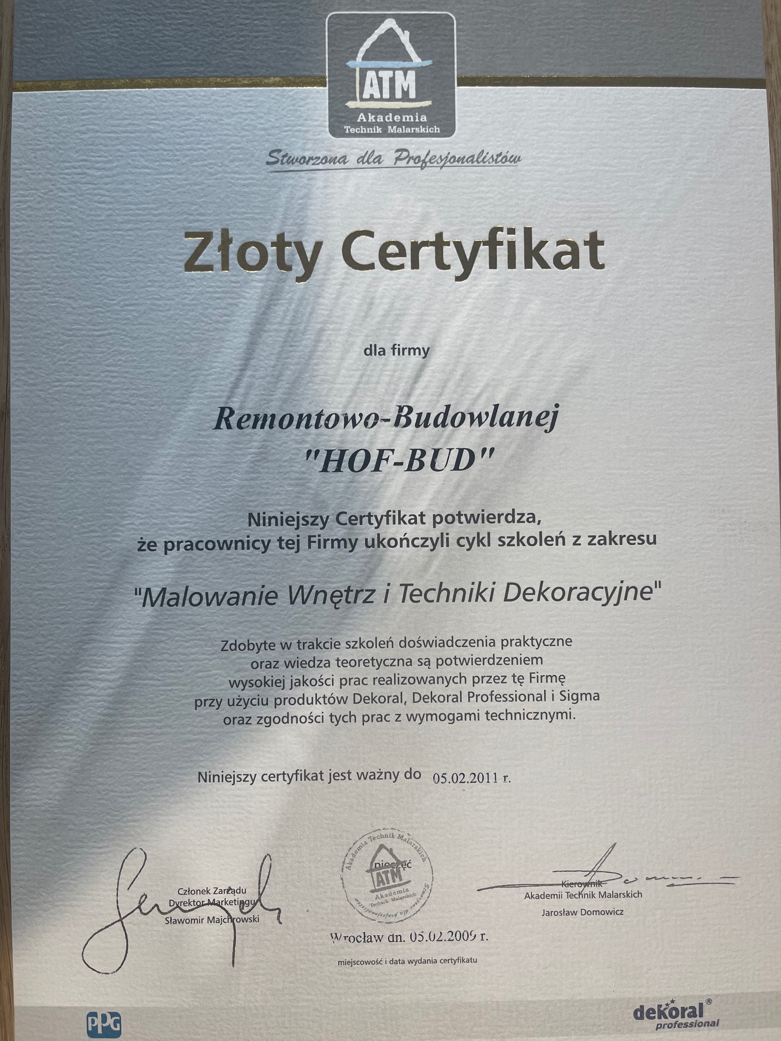 Złoty certyfikat dla firmy Remontowo-Budowlanej 'HOF-BUD' potwierdzający ukończenie szkolenia z zakresu malowania wnętrz i technik dekoracyjnych Akademii Technik Malarskich.