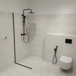 Nowoczesna łazienka z kabiną prysznicową typu walk-in z czarną armaturą, podwieszaną toaletą i mozaikową okładziną ścienną w odcieniach szarości.