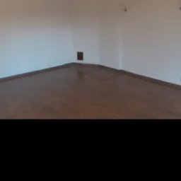 Pusty pokój po remoncie z nową, ciemną podłogą z paneli, świeżo pomalowanymi ścianami w odcieniach bieli i zamontowanymi lampami ściennymi. Widoczne gniazdka elektryczne i drewniana futryna drzwi.