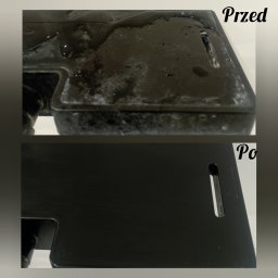 Magdalena Felska - Porównanie czyszczenia czarnego elementu z tworzywa sztucznego: górna część zabrudzona, z zaciekami i osadem, dolna część czysta i błyszcząca.