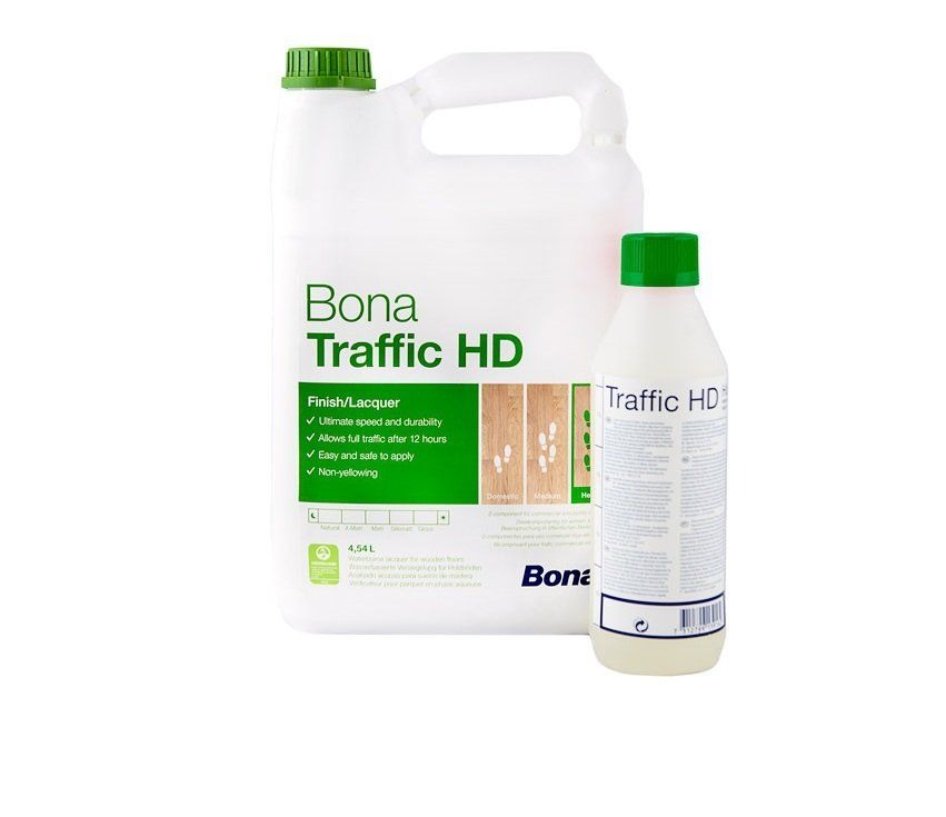 Dwa opakowania lakieru Bona Traffic HD do podłóg drewnianych, większe 4.54L i mniejsze, z zielonymi nakrętkami, na białym tle