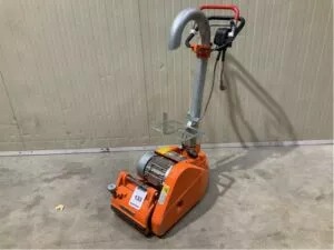 Nadaje się do renowacji starych desek lub parkietów. Usuwa nierówności i stare warstwy farby.