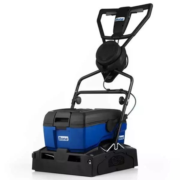 Profesjonalna maszyna czyszcząca Bona PowerScrubber do podłóg drewnianych i tarasów, z niebiesko-czarną obudową i logo Bona, na białym tle.