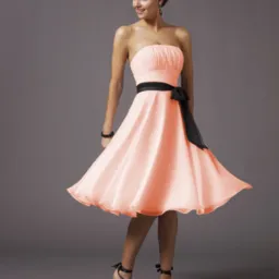 Krótka, brzoskwiniowa sukienka bez ramiączek z czarną szarfą w talii, obracająca się na modelce na szarym tle, z widocznymi sandałami na wysokim obcasie.