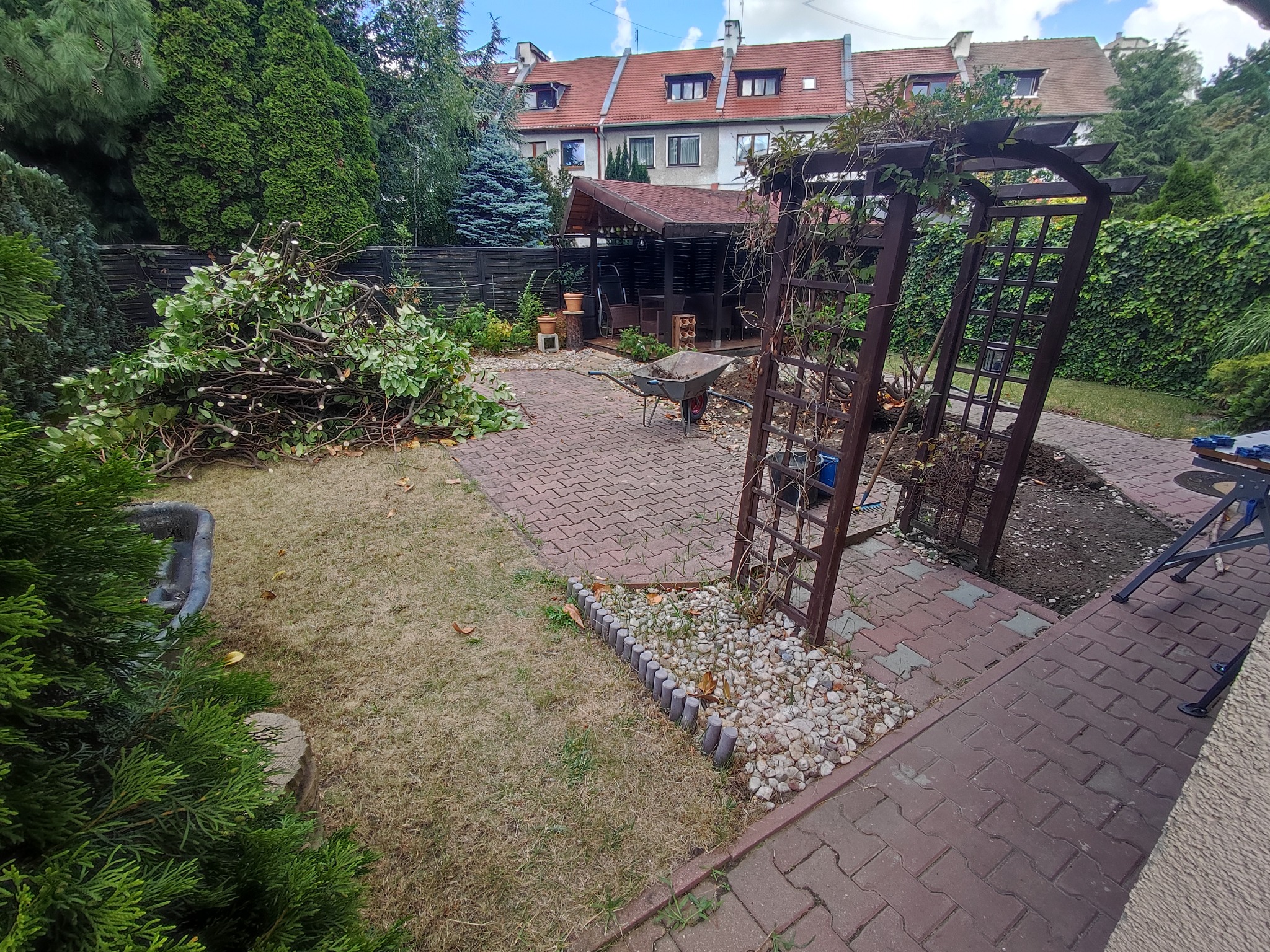 Zdjęcia są robione przed rozpoczęciem prac i w ten sam dzień robione zdj po położeniu trawy w rolki.