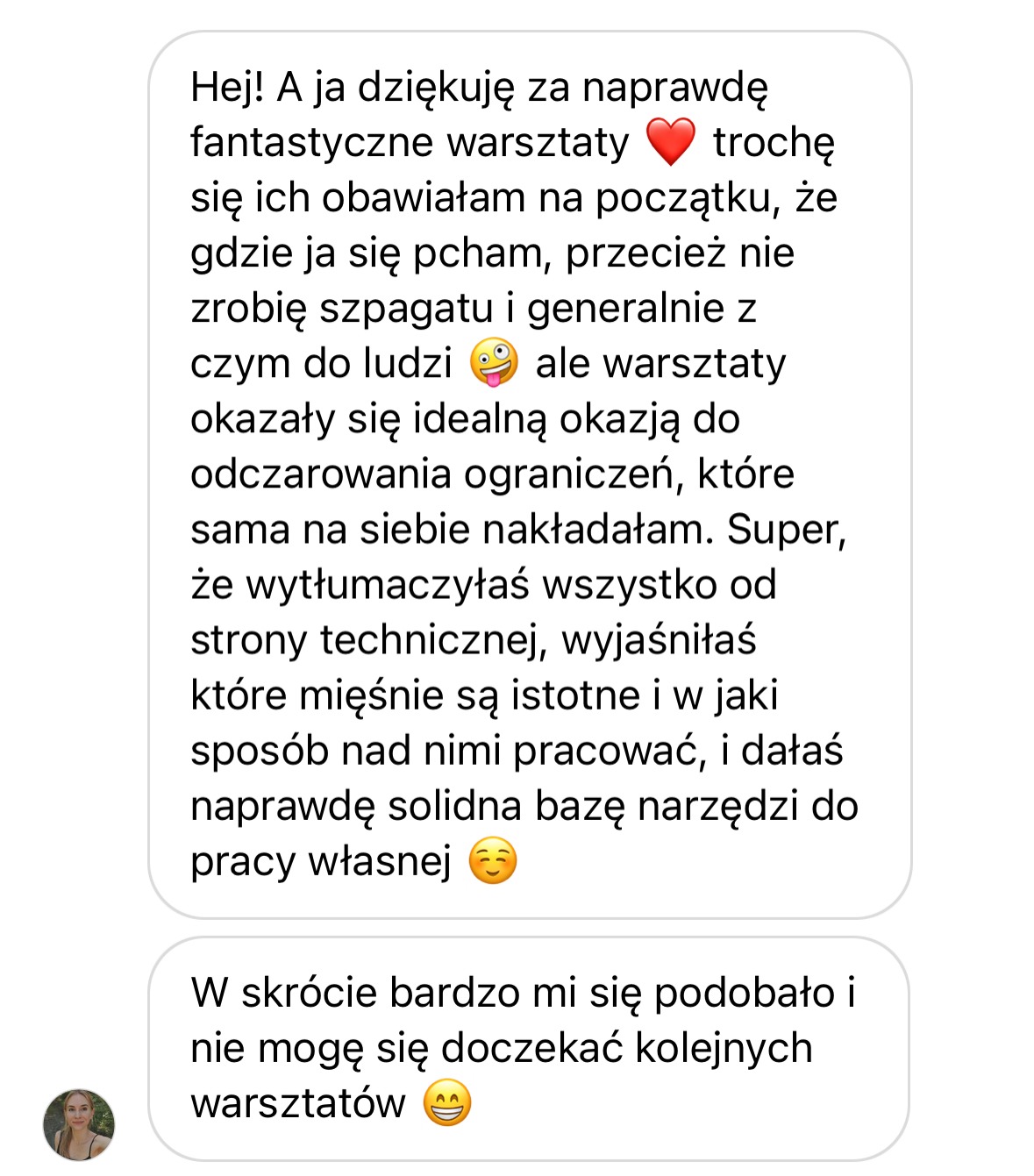 Zrzut ekranu wiadomości tekstowej z pozytywną opinią o warsztatach, wspominająca o solidnej bazie narzędzi do pracy własnej i wyjaśnieniu istotnych mięśni.