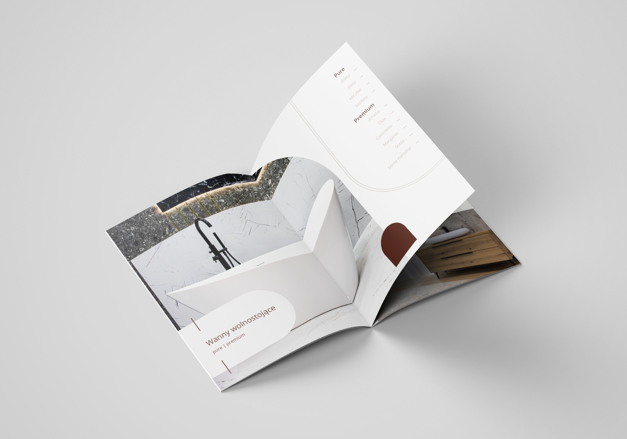 Otwarty katalog produktowy z wyposażeniem łazienek 2023 prezentujący minimalistyczną wannę wolnostojącą na tle marmurowej ściany, z czarną armaturą.