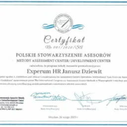 Skan certyfikatu Polskiego Stowarzyszenia Asesorów Metody Assessment Center/Development Center, potwierdzający zgodność programu Szkoły Asesorów Experum HR Janusz Dziewit z międzynarodowymi...