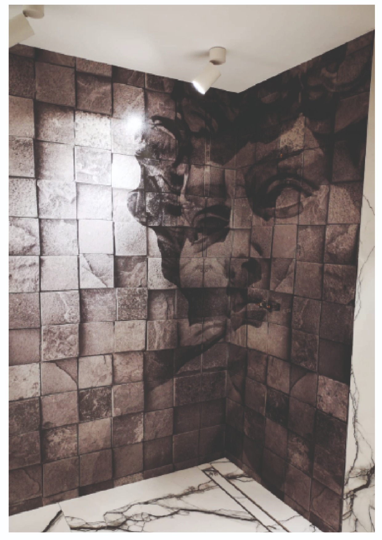 Ściana łazienki pokryta tapetą z efektem 3D kostek w odcieniach brązu i szarości, tworzących portret twarzy; biała marmurowa podłoga i minimalistyczne oświetlenie sufitowe.
