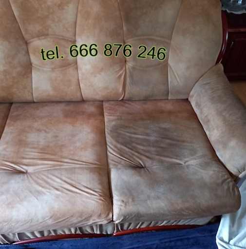 Beżowa, tapicerowana kanapa z widocznymi plamami i numerem telefonu naniesionym cyfrowo na górnej części oparcia.