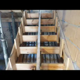 Szalunek drewniany pod schody z widocznym zbrojeniem w Gorzowie Wielkopolskim, przygotowany do zalania betonem.