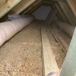 
Specjalizujemy się w izolacji wełną mineralną i celulozową — szybko, dokładnie i bez zbędnego bałaganu. Wypełniamy trudno dostępne przestrzenie, eliminujemy mostki termiczne i zwiększamy efektywność energetyczną budynków.