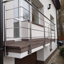 ART-SPAW - Balkon z podłogą z desek kompozytowych i nowoczesną balustradą ze stali nierdzewnej, mocowaną do ściany budynku.
