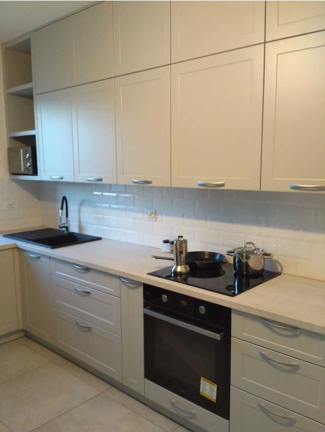 Kuchnia z frontami lakierowanymi frezowanymi