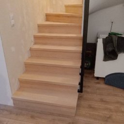 Wykonanie drewnianych stopnic i podstopnic.