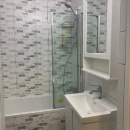 Kompletny remont łazienki łącznie z hydrauliką, elektryką i równaniem ścian i podłóg.