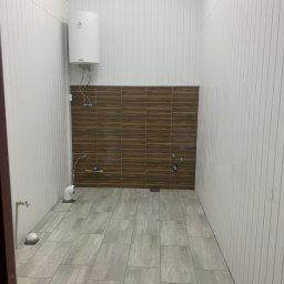 Remont łazienki pracowniczej, płytki (podłoga i ściana), elektryka, hydraulika.