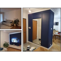 Kamil Bloch usługi remontowo-budowlane - Kolaż zdjęć przedstawiających odnowione wnętrze mieszkania: salon z szarą sofą i rośliną, ściana z panelem z lameli i telewizorem oraz przedpokój z lustrem i granatową ścianą z dekoracyjnymi...