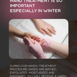 Maria Holovchuk - Masaż dłoni podczas zabiegu pielęgnacyjnego, dłoń klienta w rękawiczkach ochronnych, na białym ręczniku.