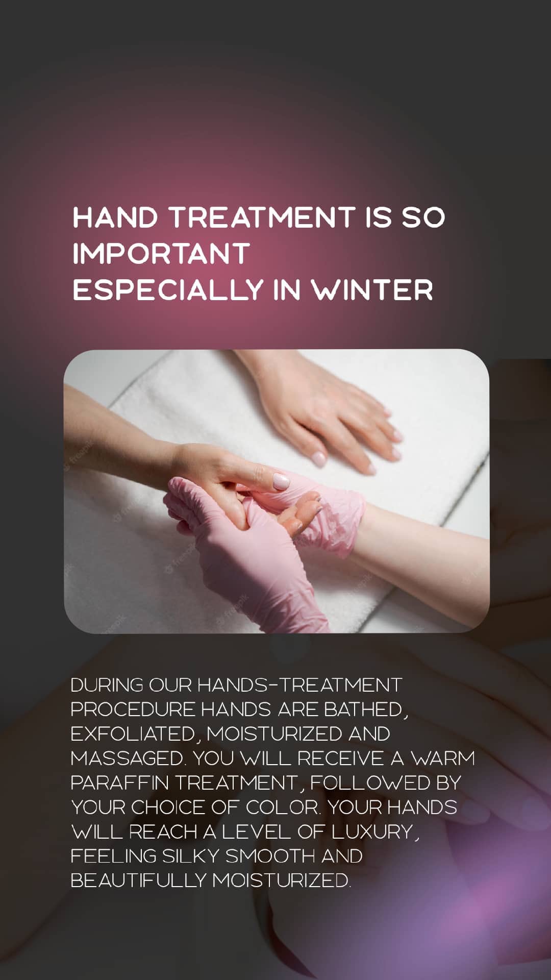 Masaż dłoni podczas zabiegu pielęgnacyjnego, dłoń klienta w rękawiczkach ochronnych, na białym ręczniku.