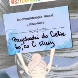 Grafika z naklejkami i tekstem: 'bioenergoterapia masaż uzdrawianie, Przychodzi do Ciebie to, co Ci służy' oraz ilustracją kobiety podczas masażu twarzy i napisem 'IN GOOD HANDS'.