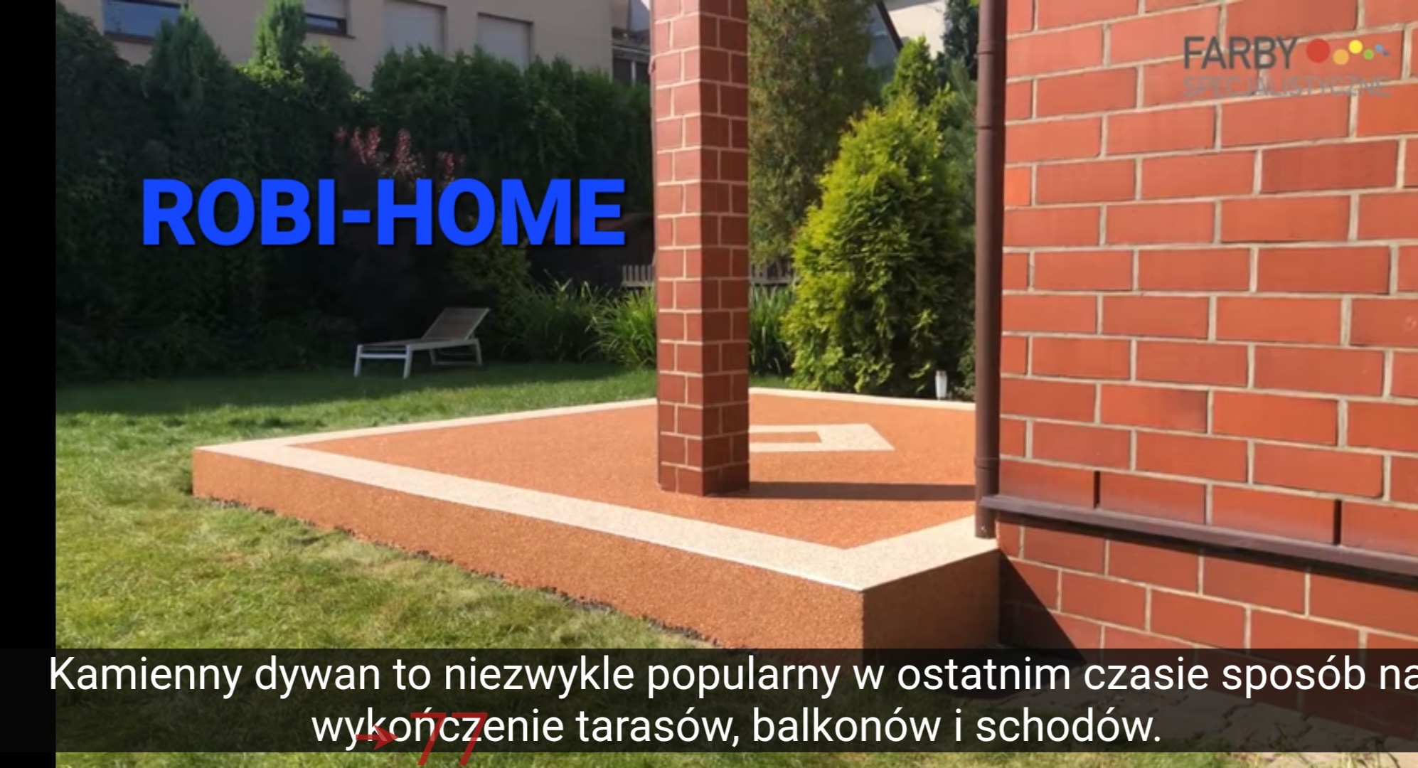 Wykończony taras z kamiennego dywanu w Nowym Mieście Lubawskim, otoczony zielenią. Kolumna z cegły i fragment elewacji w tle. Widoczne logo firmy Farby.
