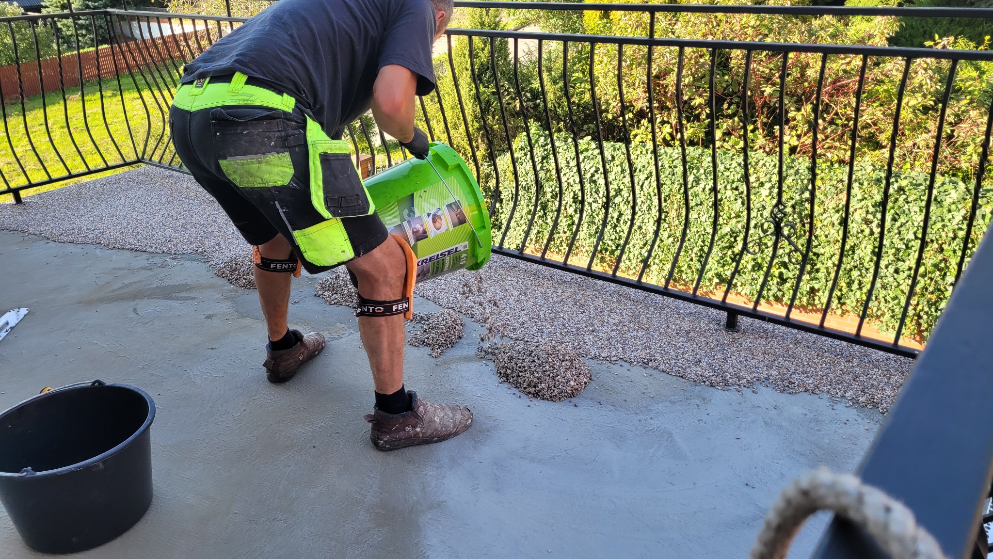 Nakładanie kamiennego dywanu