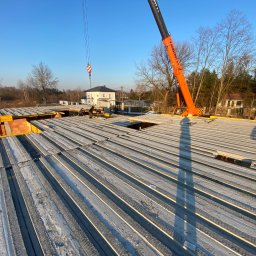 Bohdan Kostiuchyk Dream House - Montaż stropu Teriva na budowie domu jednorodzinnego z użyciem dźwigu, widoczne pustaki ceramiczne i zbrojenie.