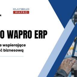 MEGA.COM sp. z o.o. - Ekran laptopa z uruchomionym oprogramowaniem Asseco Wapro ERP, w tle zamazana hala produkcyjna, w lewym górnym rogu logotypy Mega.com i Asseco Wapro.
