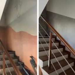 Schody przed i po malowaniu/szpachlowaniu: po lewej ściana w odcieniach pomarańczu z falistą linią, po prawej ściana wykończona szarą strukturą, widoczna drewniana balustrada z metalowymi prętami.