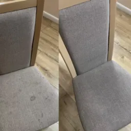 Krzesło tapicerowane z beżową ramą: po lewej stronie widoczne plamy na siedzisku przed czyszczeniem, po prawej stronie krzesło po czyszczeniu, bez plam.