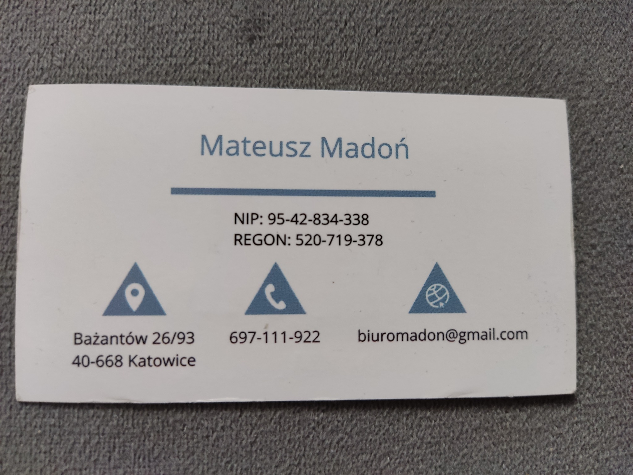 Wizytówka z danymi kontaktowymi: imię i nazwisko Mateusz Madoń, NIP, REGON, adres Bażantów 26/93, 40-668 Katowice, telefon 697-111-922, email biuromadon@gmail.com, niebieskie ikony lokalizacji...