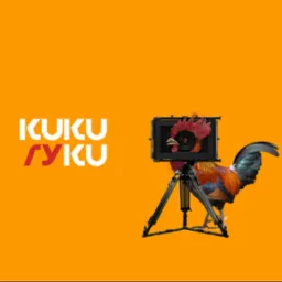 Kreatywne logo: Kogut z kamerą zamiast głowy, stojący na trójnogu, obok nazwa firmy KUKU na pomarańczowym tle.