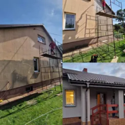 Czyszczenie elewacji domu z rusztowania za pomocą myjki ciśnieniowej, widoczne efekty przed i po oraz fragment odnowionej części budynku.