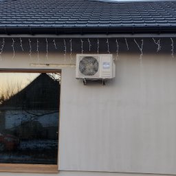 Montaż agregatu Haier Reviev 4.8 kw z instalacją położną pod elewacja