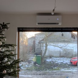 Jednostka wewnętrzna Haier Reviev 4.8 kw w salonie-jadalni o łącznej powierzchni ok. 40 m²