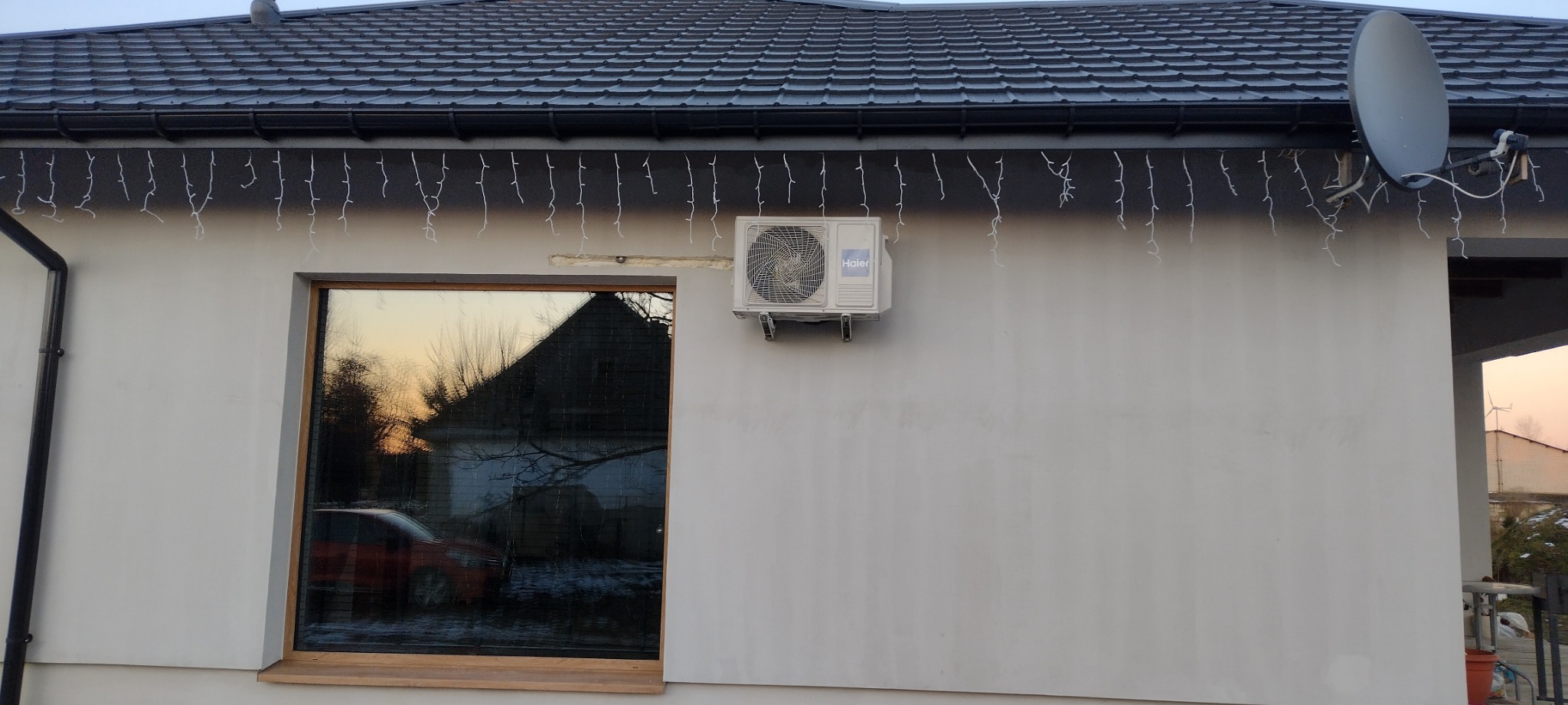 Montaż agregatu Haier Reviev 4.8 kw z instalacją położną pod elewacja
