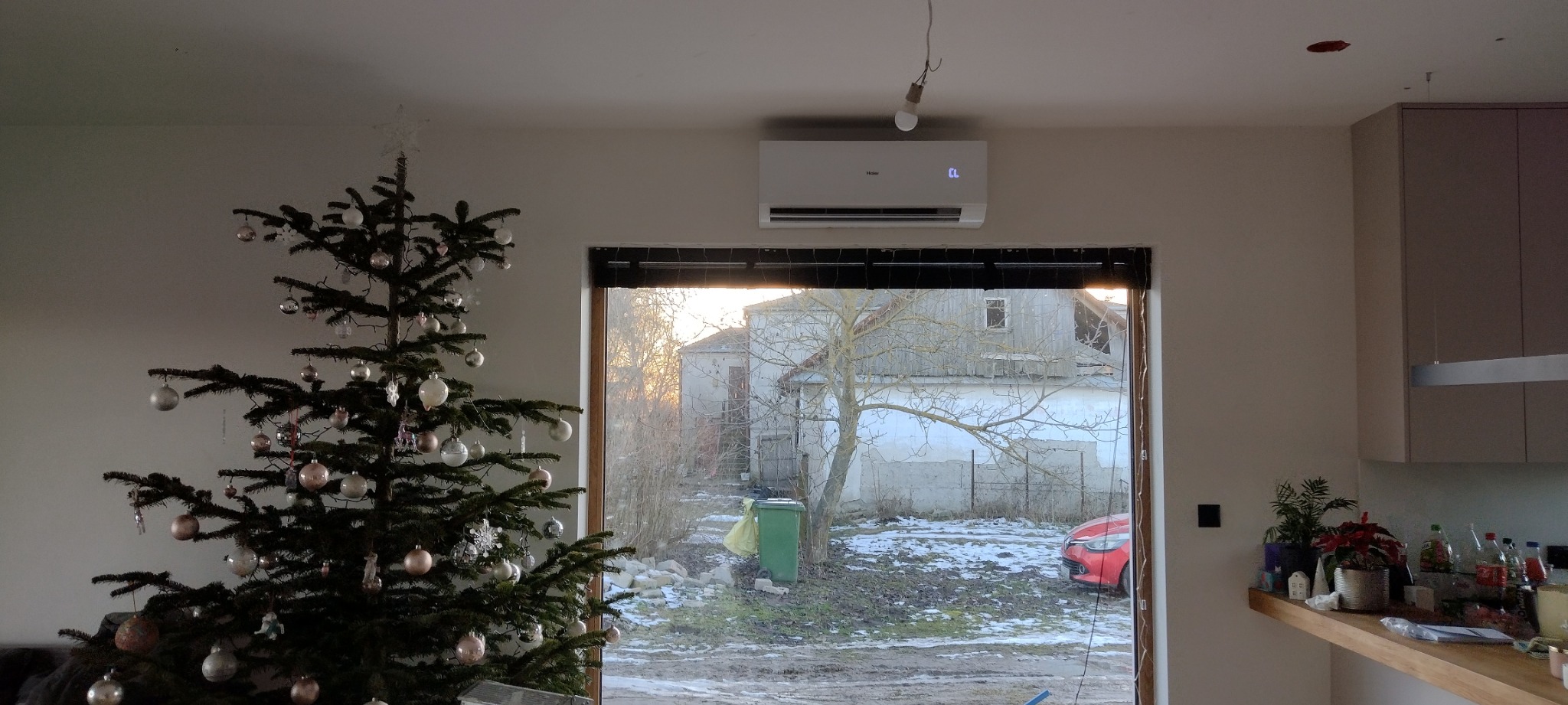 Jednostka wewnętrzna Haier Reviev 4.8 kw w salonie-jadalni o łącznej powierzchni ok. 40 m²